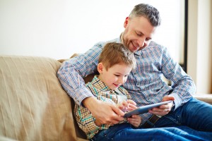 Papá-hijo-y-ipad